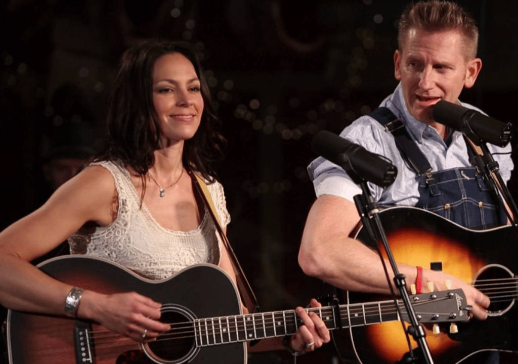 Joey+Rory – Gotta Go Back (Live) ft. Josh Turner