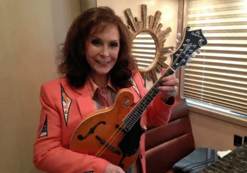 Loretta Lynn – Act Naturally