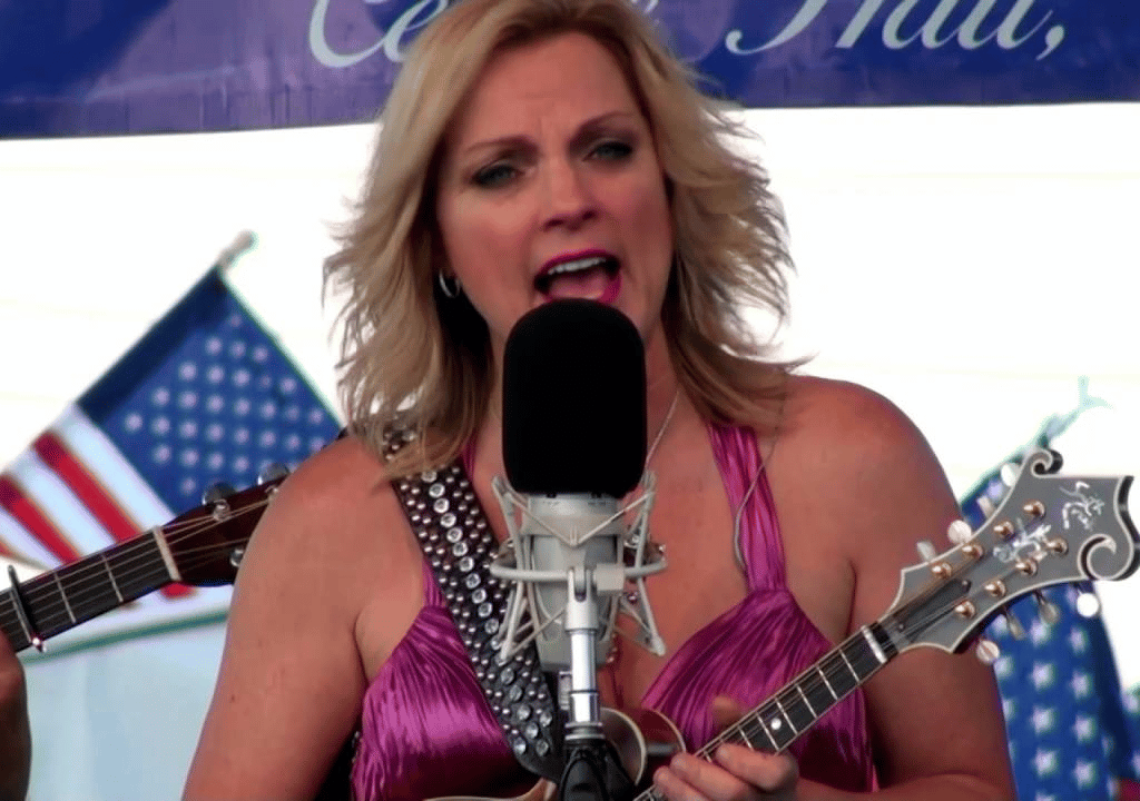 Rhonda Vincent – Walking My Lord Up Calvary Hill (Live)