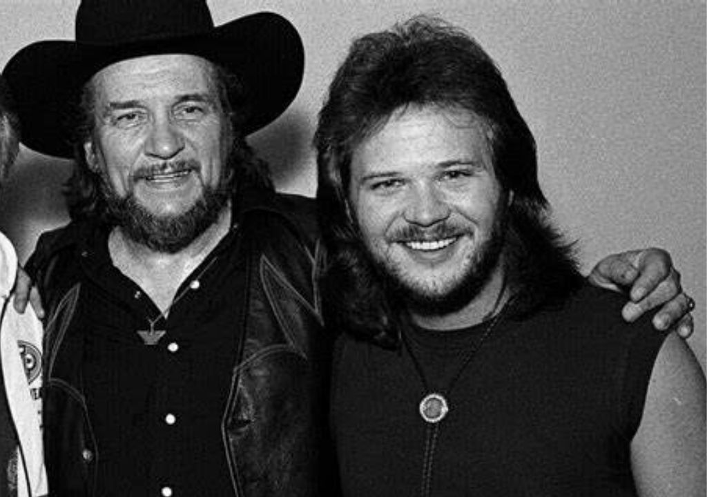 “Where Corn Don’t Grow” – Travis Tritt & Waylon Jennings’ Stirring Journey Through Dreams, Disillusionment, and Coming Home